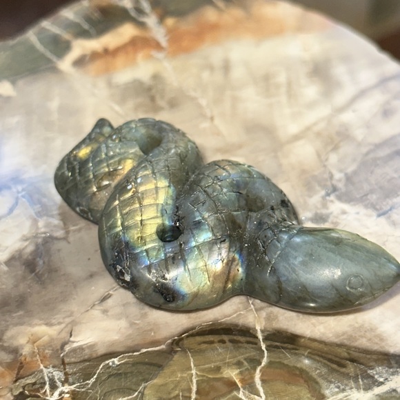 🎄SALE🎄Labradorite Crystal Snake Carving With Flash! - Picture 3 of 6